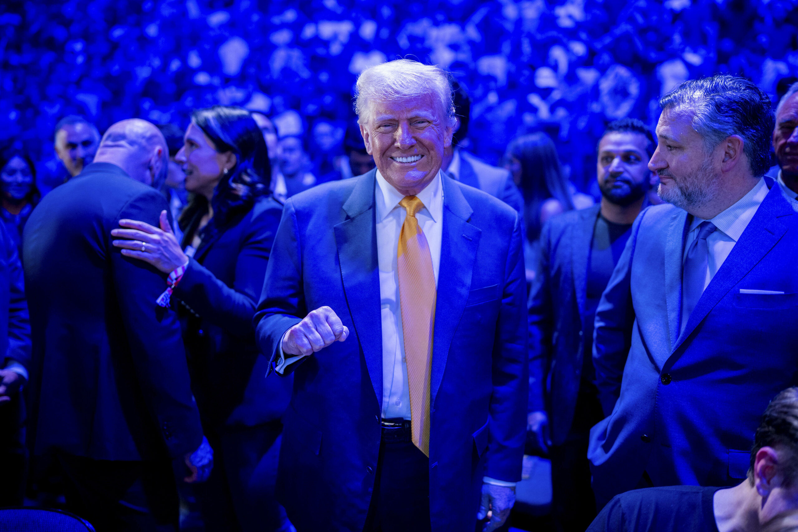 Donald Trump grinst bei einem UFC-Event in die Kamera
