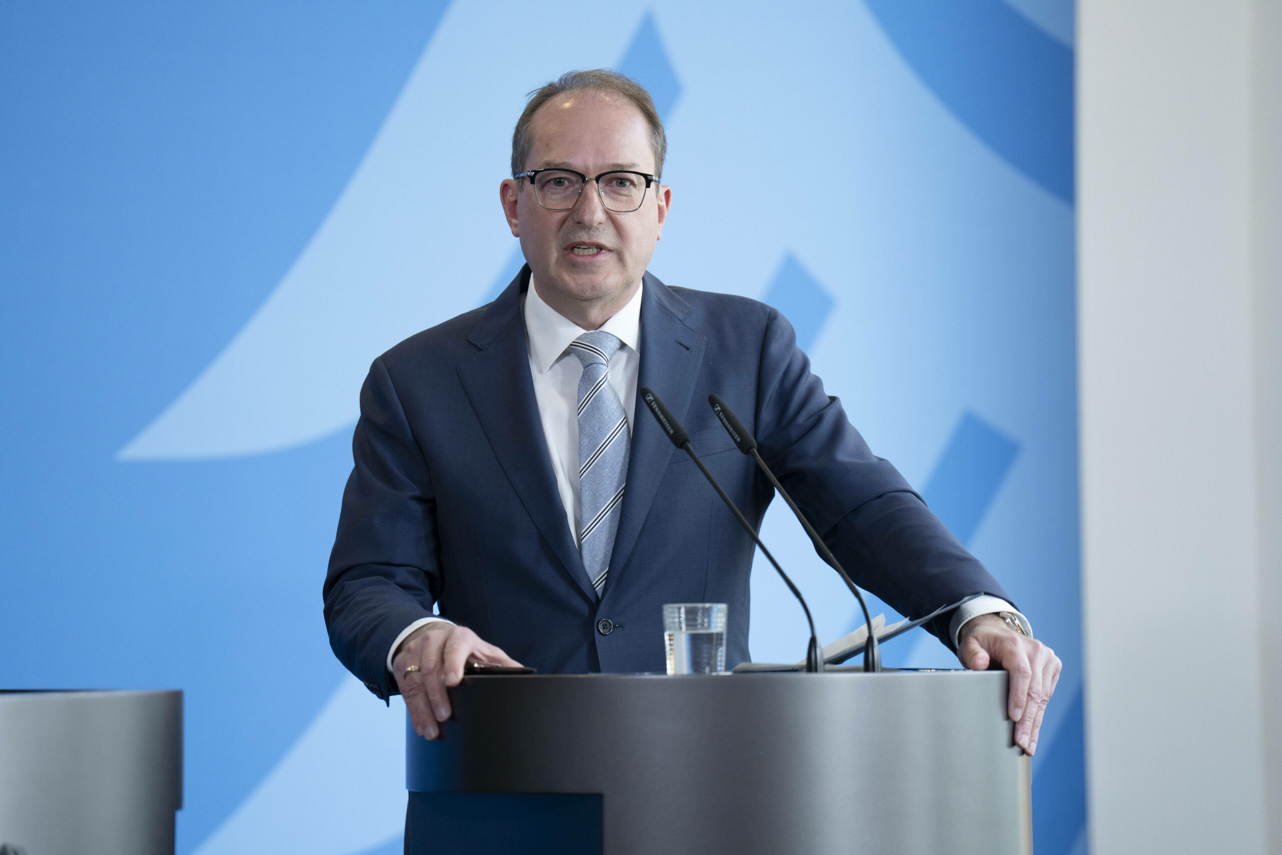 Innenminister Dobrindt plant, die Besoldung von Beamten zu erhöhen.