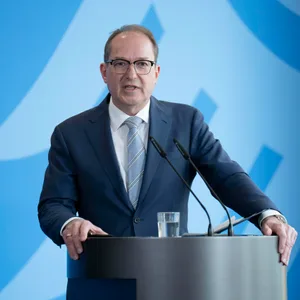 Innenminister Dobrindt plant, die Besoldung von Beamten zu erhöhen.