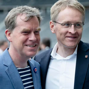 Kiels Oberbürgermeister Ulf Kämpfer und Schleswig-Holsteins Ministerpräsident Daniel Günther unterstützen die Olympia-Bewerbung