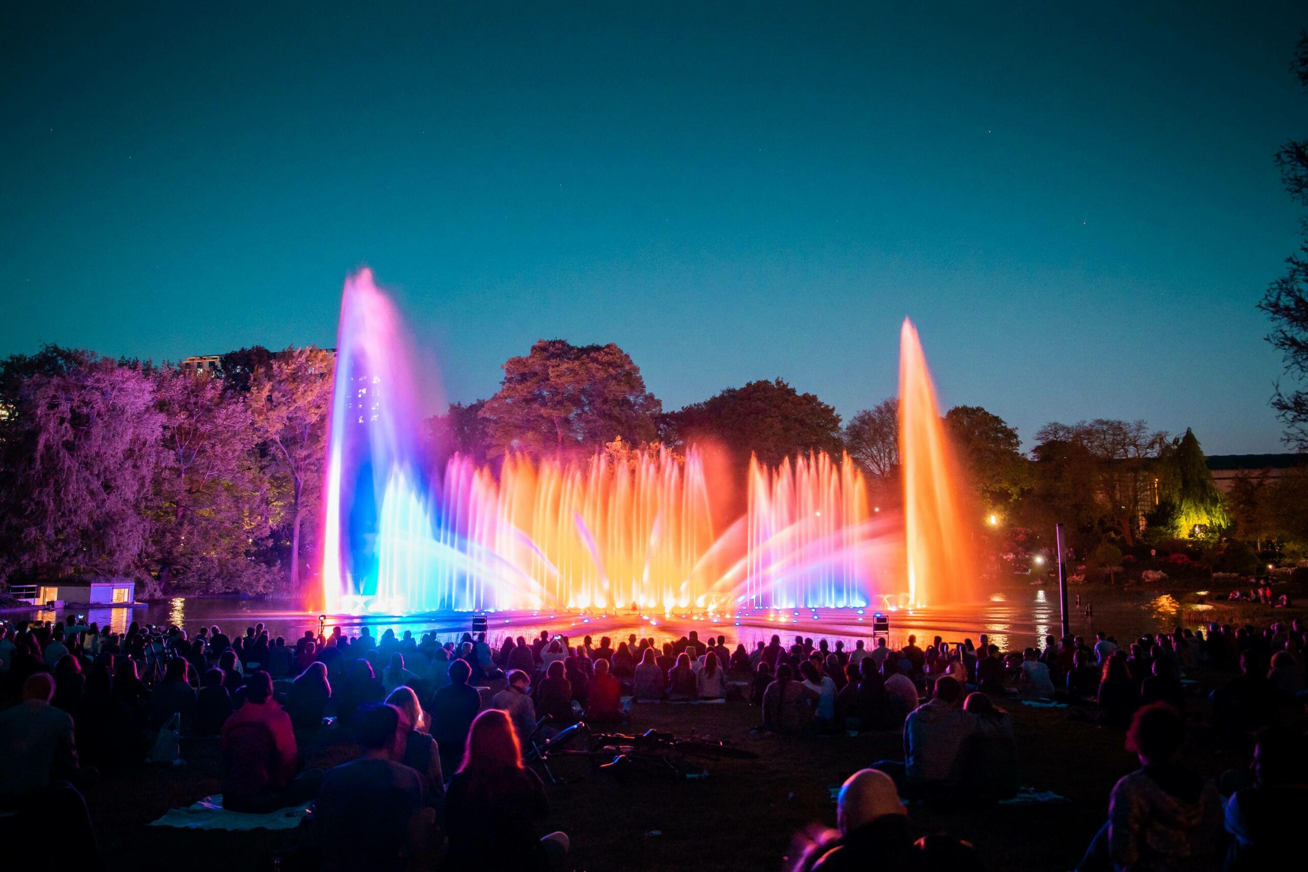 Das Wasserlichtkonzert kann ab dem 1. Mai täglich im Park „Planten un Blomen” bewundert werden.
