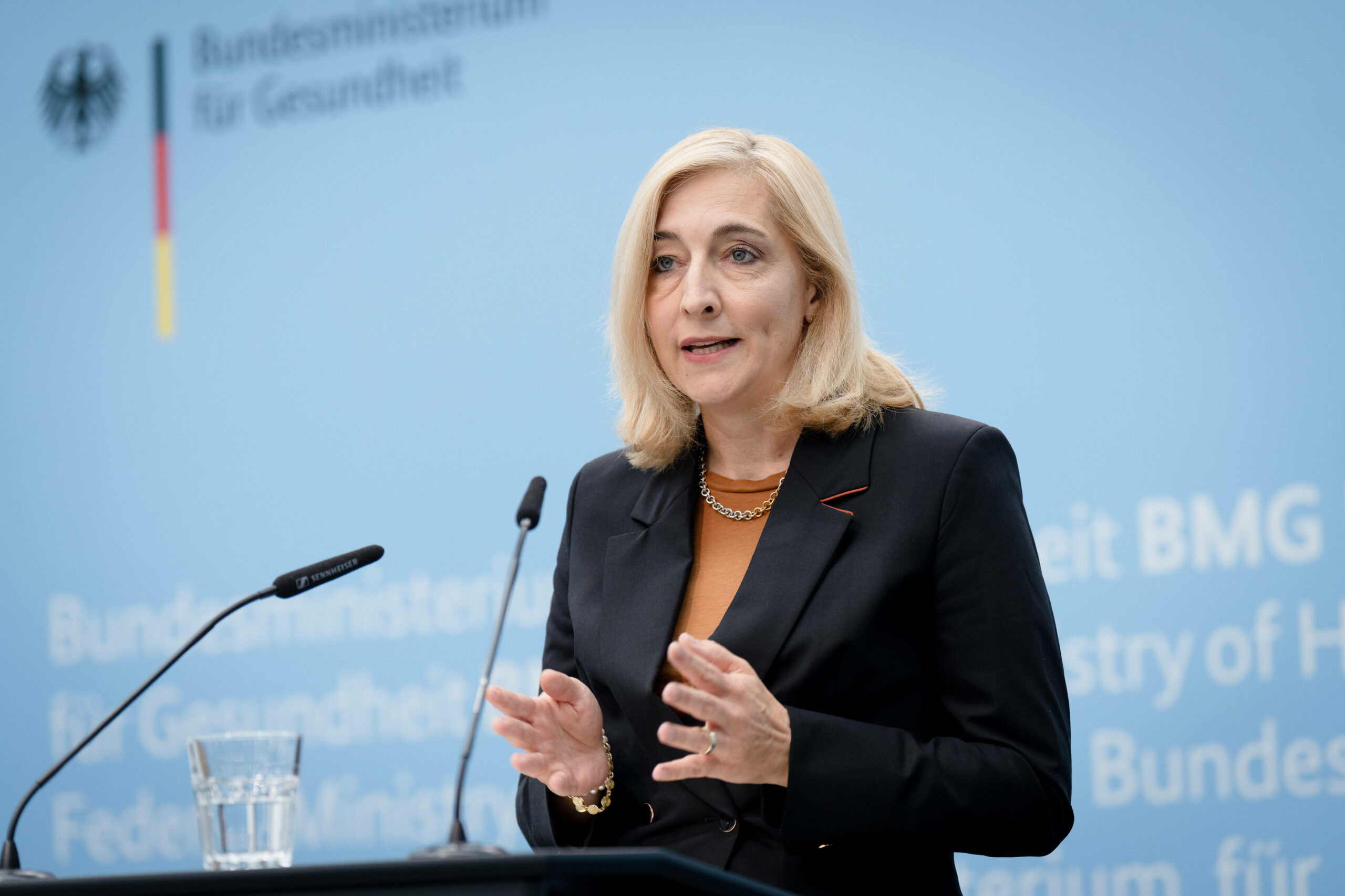 Bundesgesundheitsministerin Nina Warken (CDU) möchte ein massives Sparprogramm umsetzen – so will die Koalition Milliarden im Gesundheitswesen einsparen.