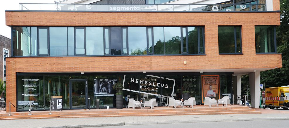 „Hensslers Küche“ (Neumühlen 1) ist eine Eventlocation und Kochschule.
