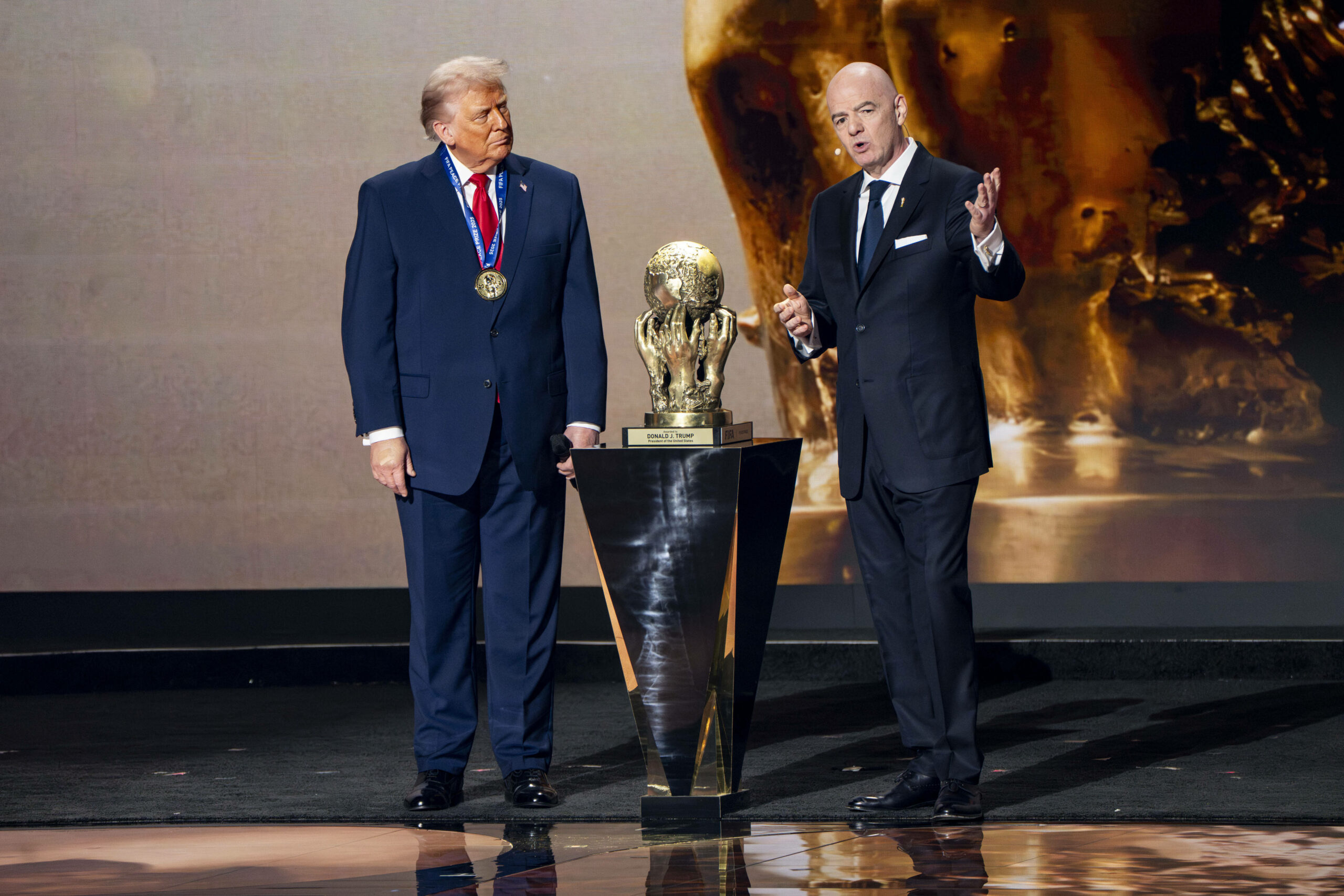 Donald Trump schaut Gianni Infantino an, bevor der den FIFA-Friedenspreis verliehen bekommt