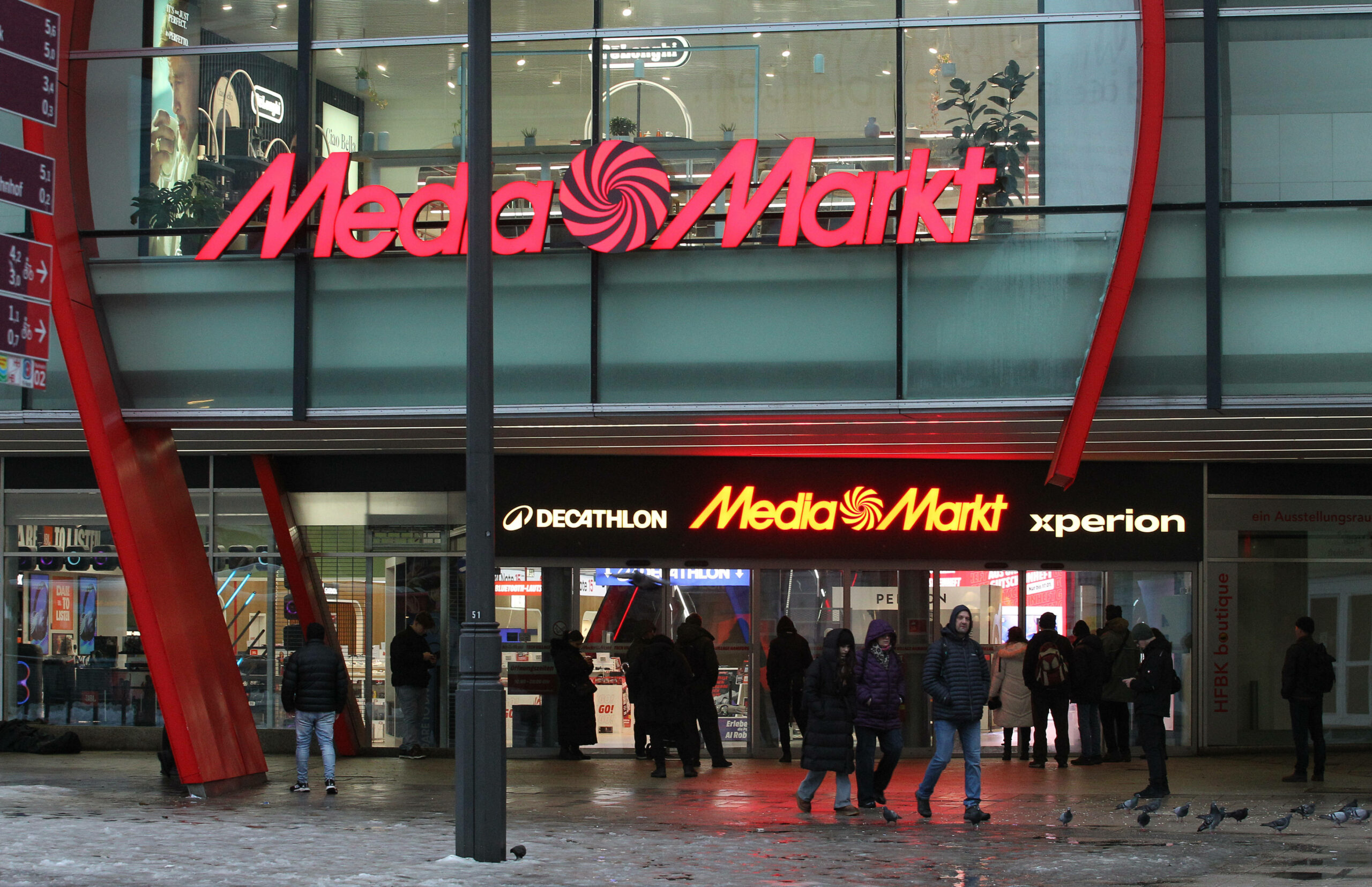 Kunden warten vor dem MediaMarkt Tech Village in der Mönckebergstraße (Archivbild).