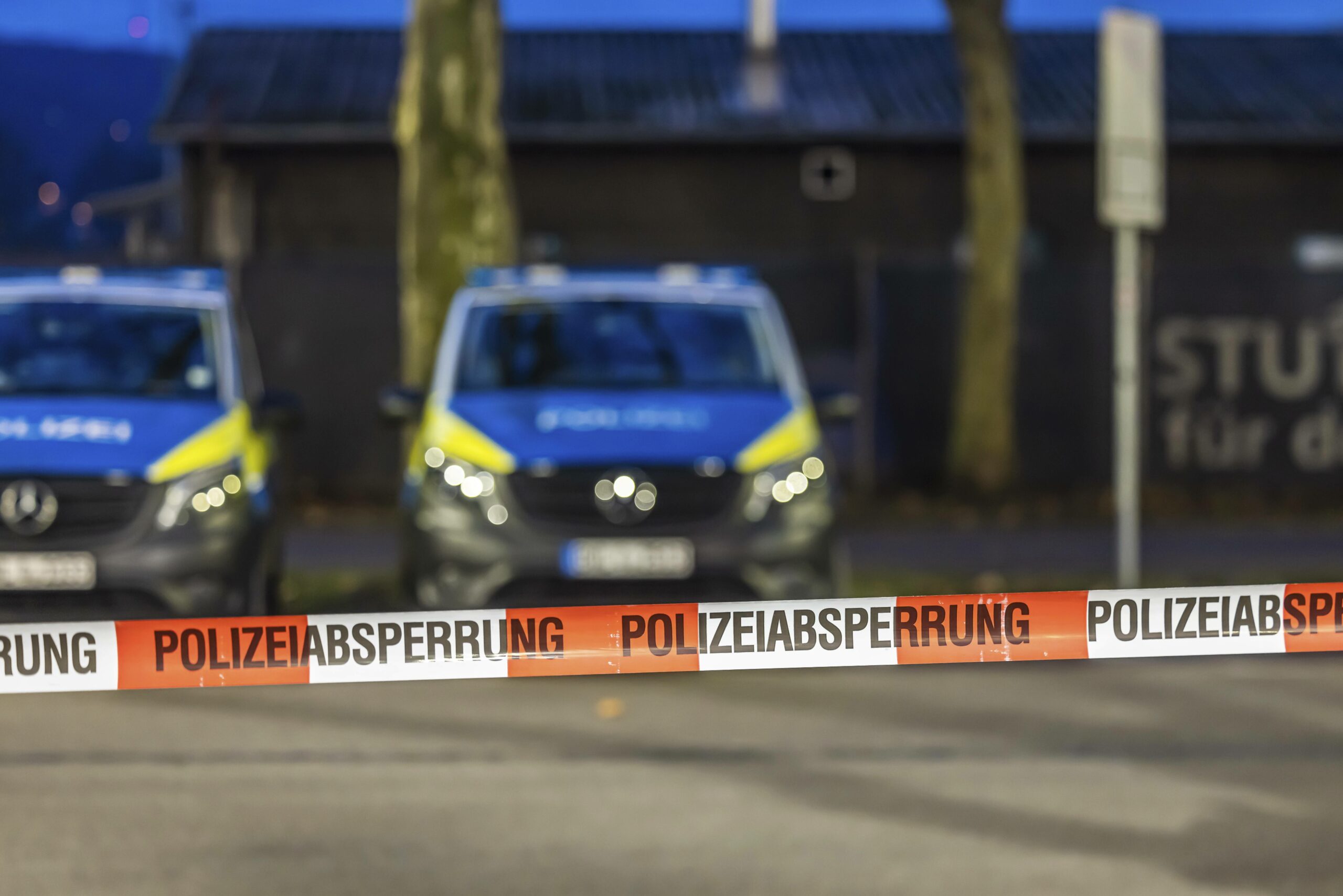 Beamte haben einen Mann festgenommen, der seinen neunjährigen Sohn über ein Jahr in einem Lieferwagen gefangen gehalten haben soll. (Symbolbild)