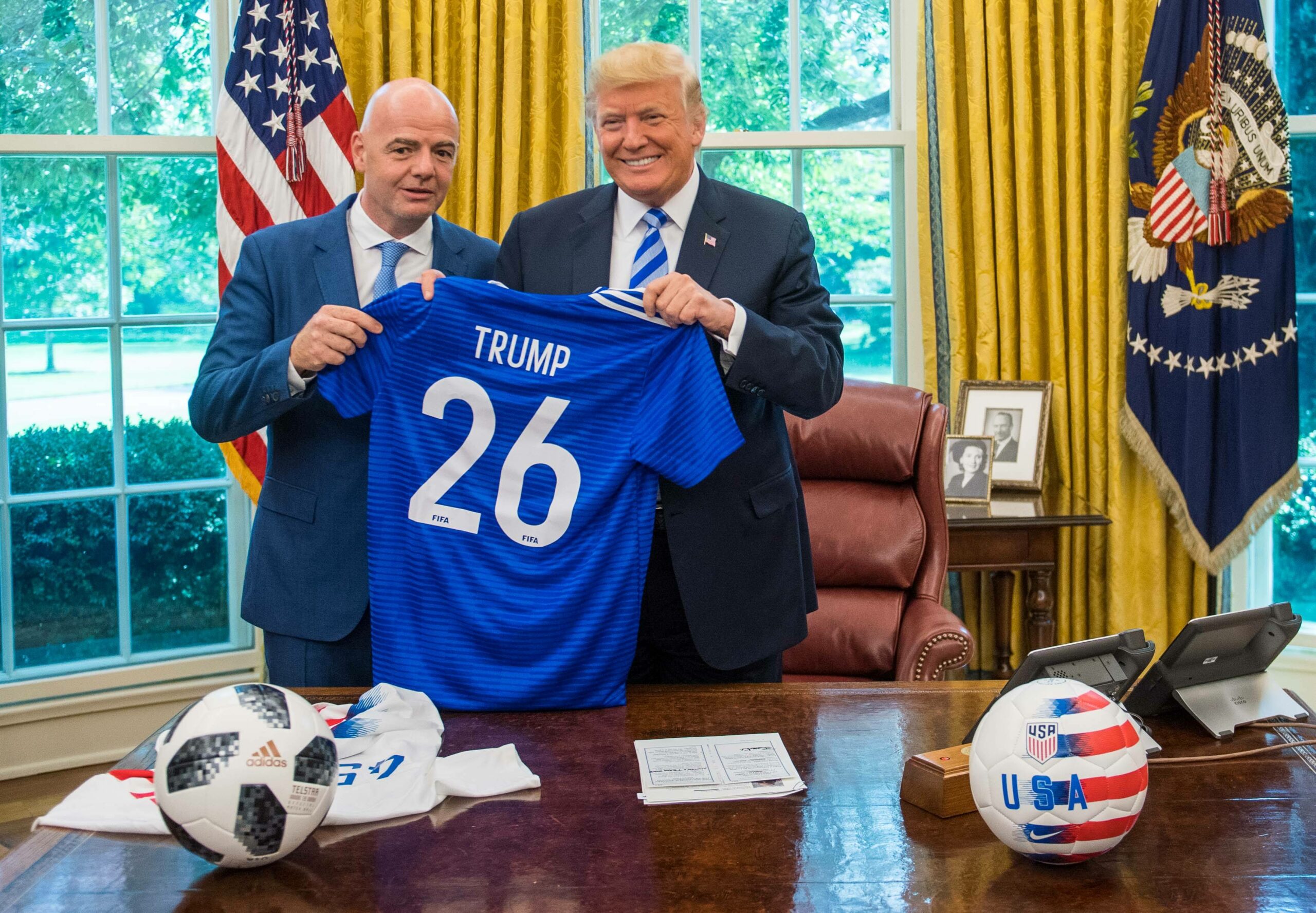 Gianni Infantino und Donald Trump halten im Oval Office ein Trump-Trikot in die Kamera