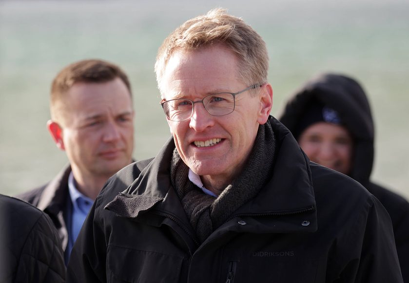 Schleswig-Holsteins Ministerpräsident Daniel Günther stattete dem Wal einen Besuch ab.