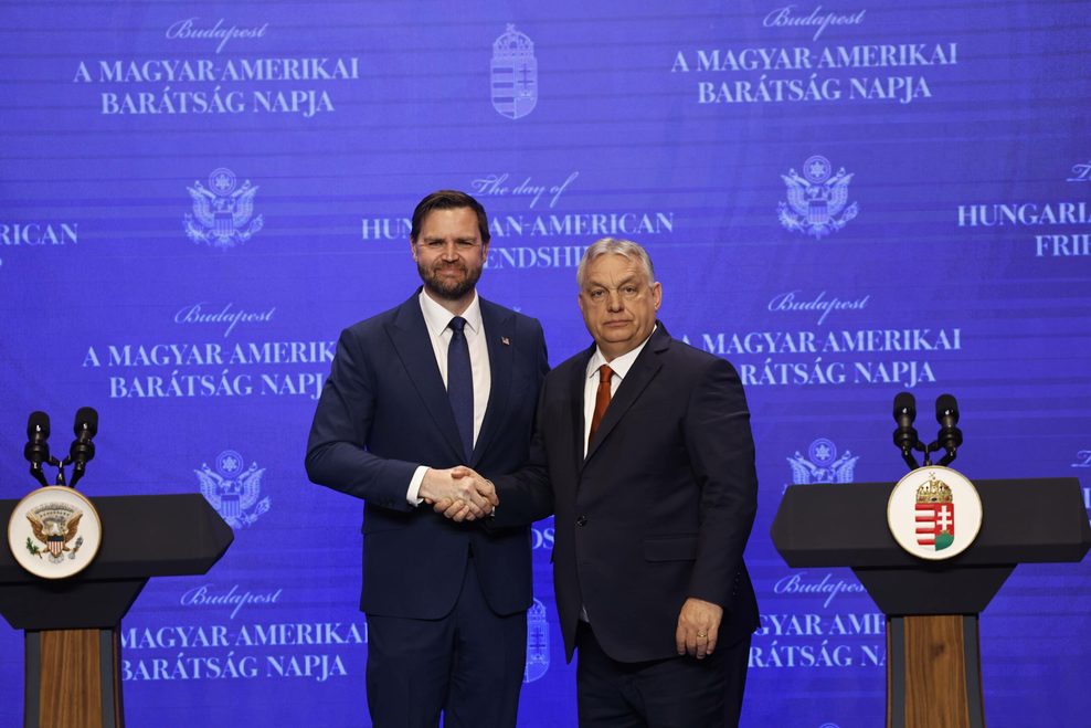 Der amerikanische Vizepräsident JD Vance unterstützt den ungarischen Regierungschef Victor Orban mit einem Besuch – kurz vor der Wahl in Ungarn.