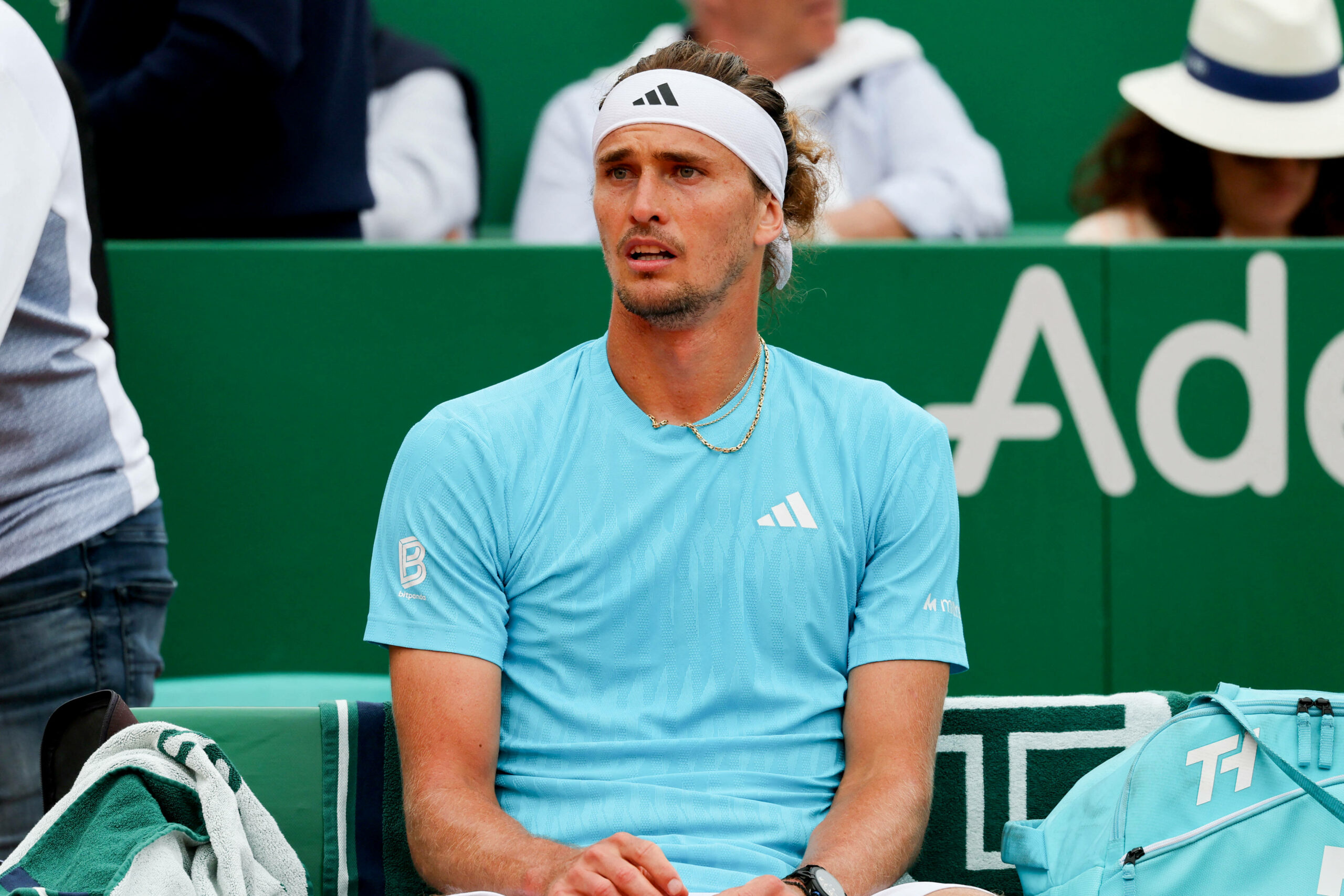 Alexander Zverev sitzt niedergeschlagen auf seinem Platz