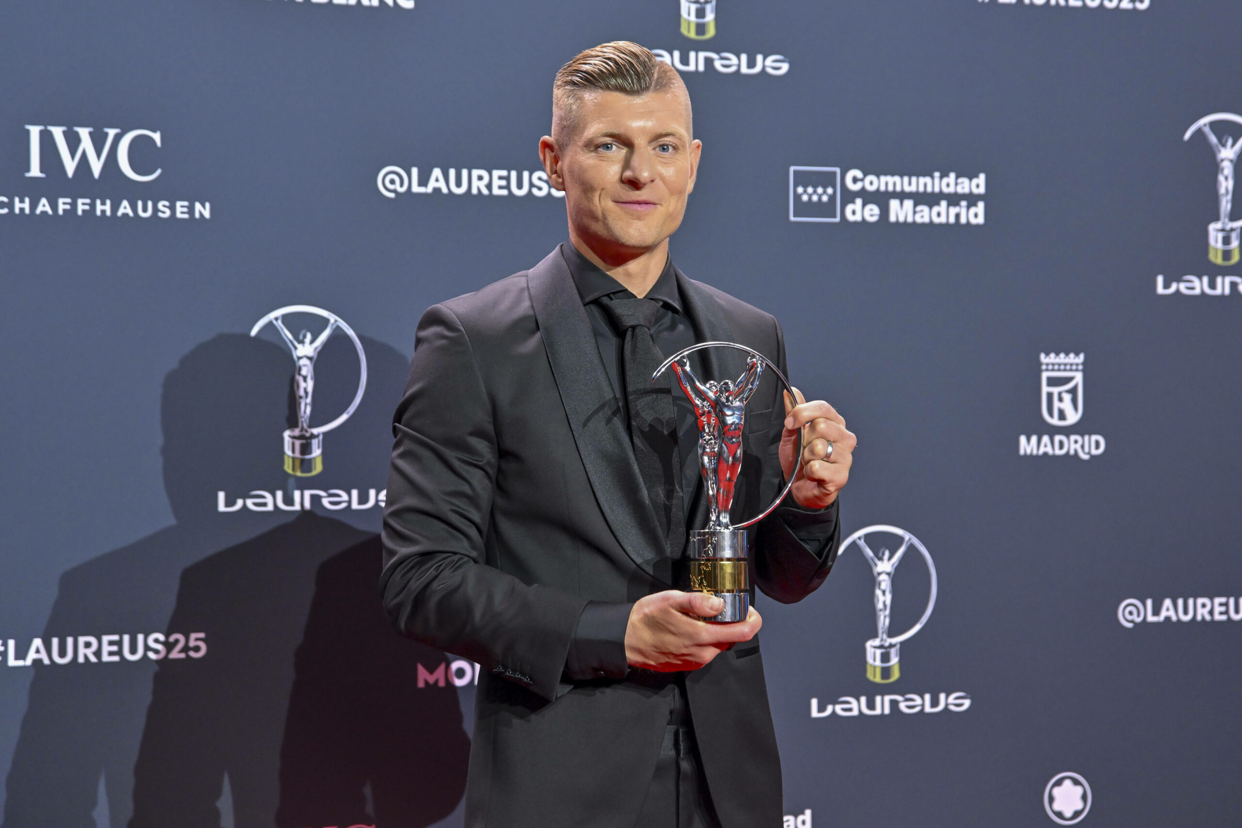 Toni Kroos präsentiert seinen Award auf dem roten Teppich