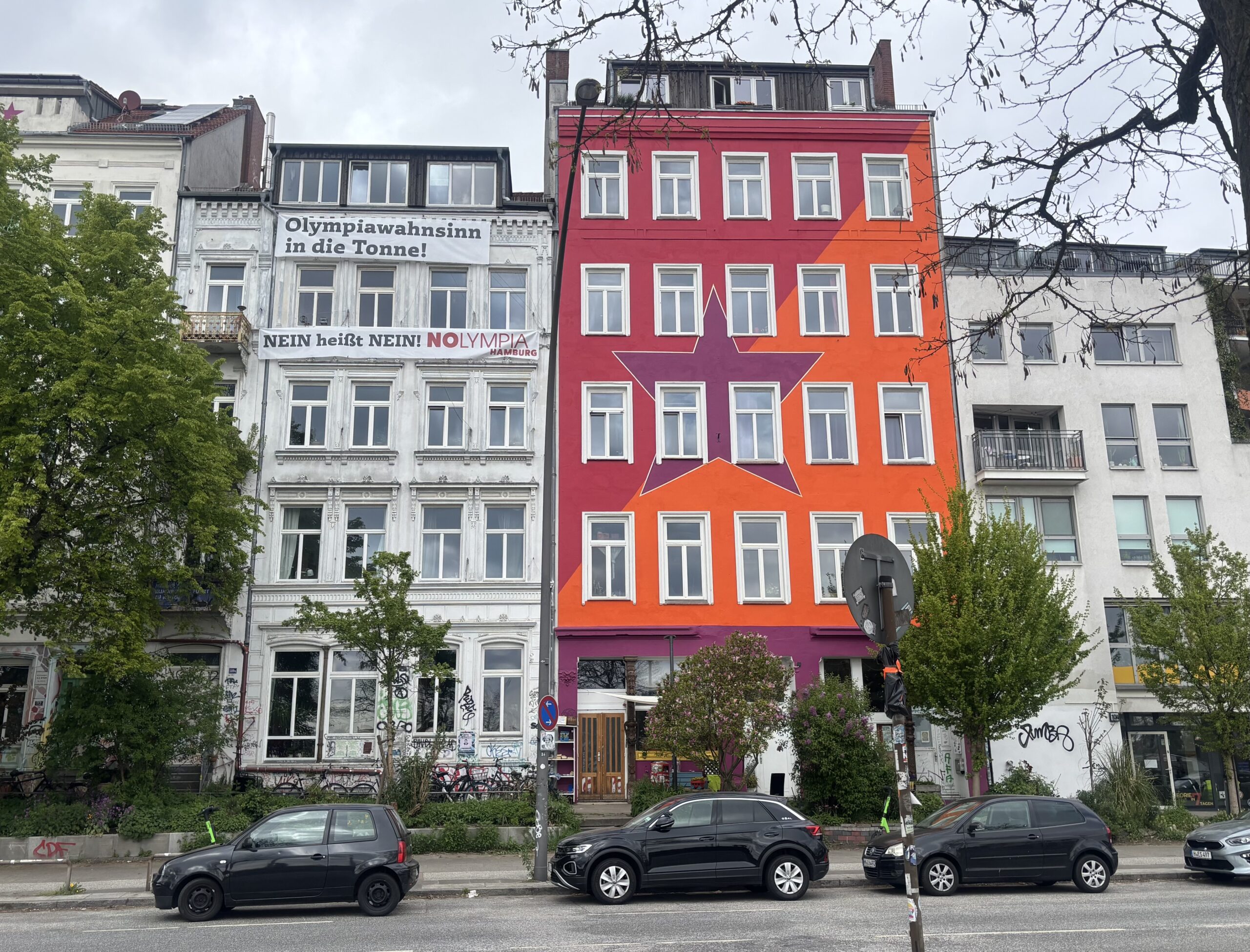 Transparent mit der Aufschrift „NOlympia Hamburg“ an einem Gebäude in der Hamburger Hafenstraße
