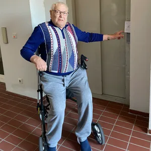Aufzug defekt: Peter Isaakson (85) ist gehbehindert und konnte seit Wochen nur einmal das von der Vonovia vermietete Haus verlassen.