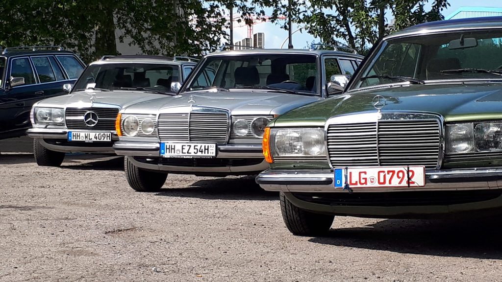 Mehrere klassische Mercedes W123 stehen in einer Reihe an der Oldtimertankstelle Brandshof.