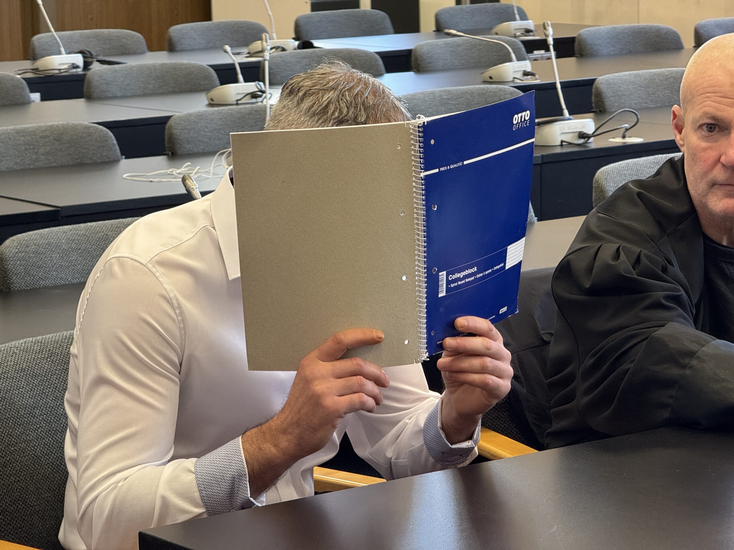 Azem C. sitzt neben einem Ersatz-Verteidiger. Er soll im Oktober 2025 auf seinen Vermieter und dessen Mitarbeiter geschossen haben.