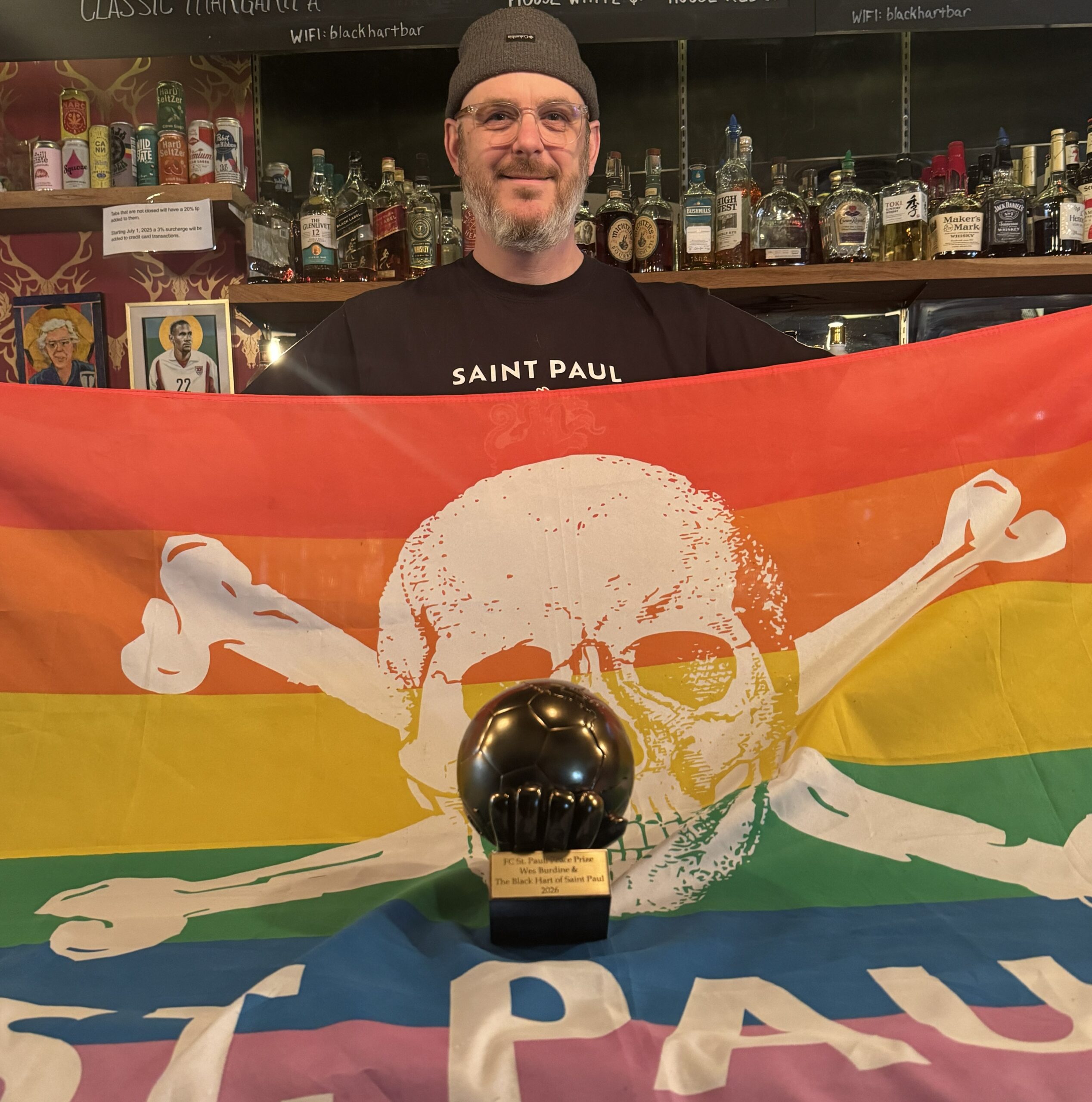 Wes Bordine aus Minnesota mit dem Peace Prize des FC St. Pauli
