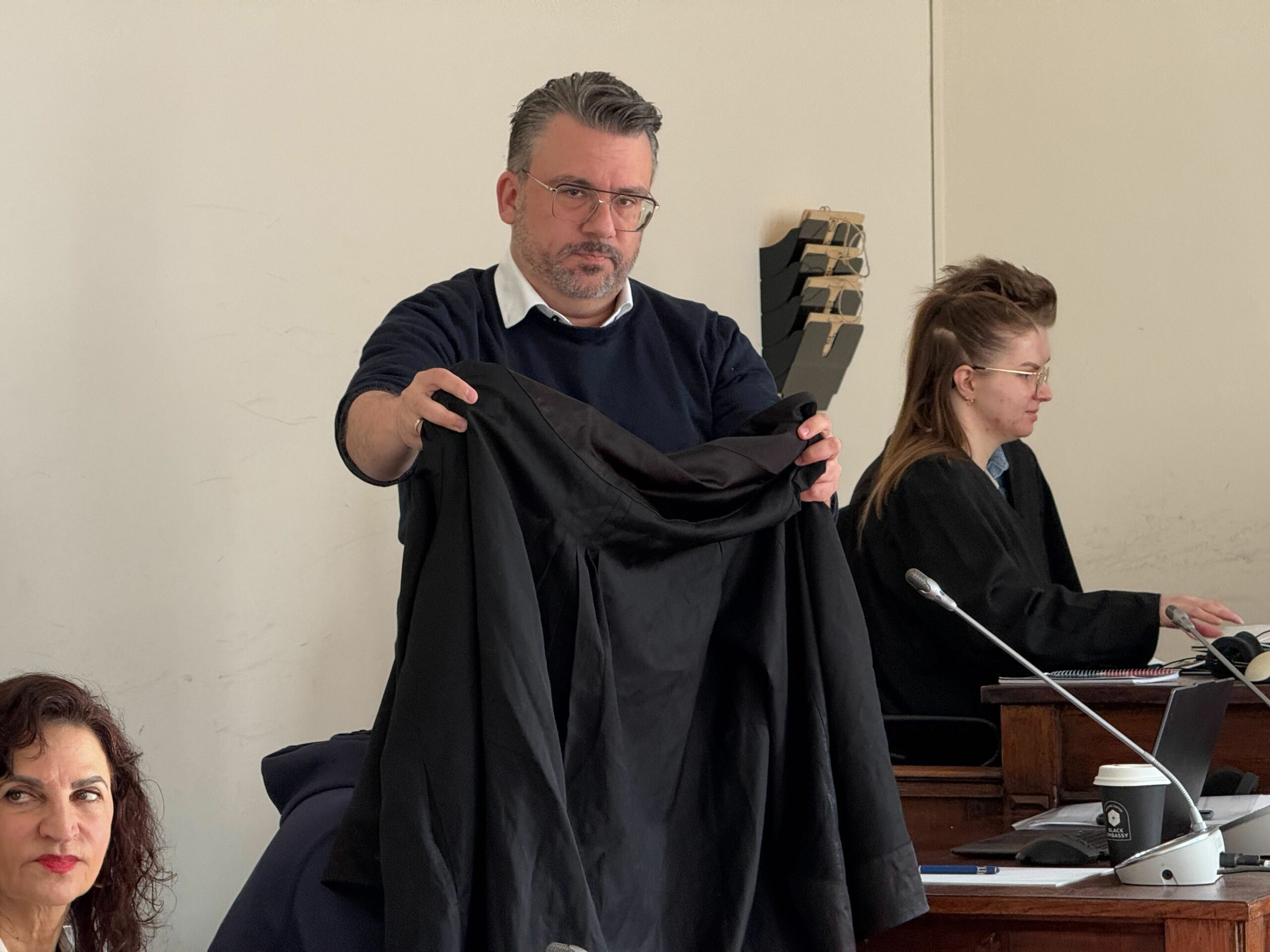 Der Verteidiger des Angeklagten, hält seinem Mandanten eine Jacke vor. Der 46-Jährige soll als Kokstaxi-Fahrer tätig gewesen sein.