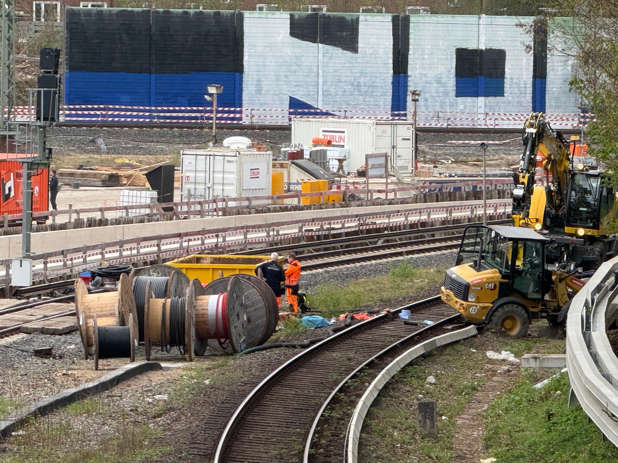 Bei Arbeiten an der S-Bahn-Trasse wurde ein Mann von einem Radlader überrollt.