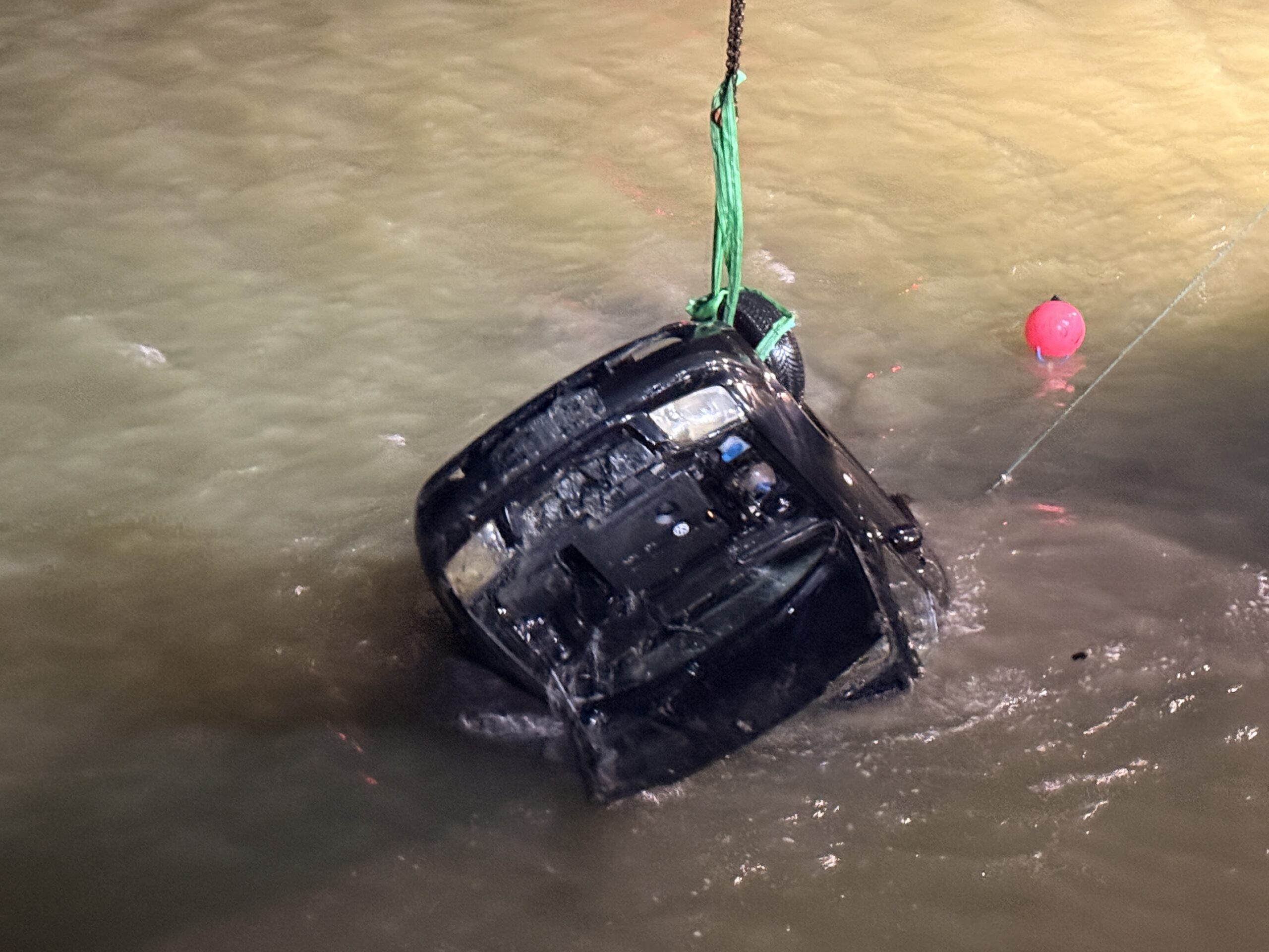 Das Auto wird aus dem Hafenbecken gezogen.