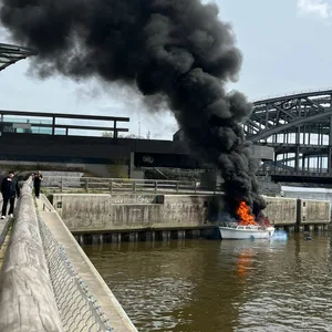 Boot brennt an den Elbbrücken - riesige Rauchwolke