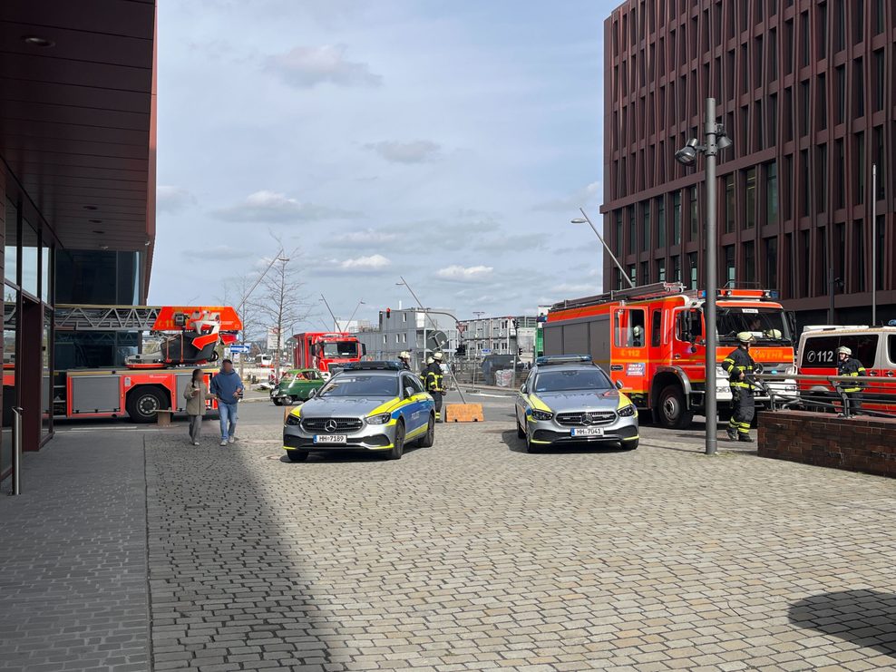 Polizei und Feuerwehr rückten mit einem Großaufgebot aus.