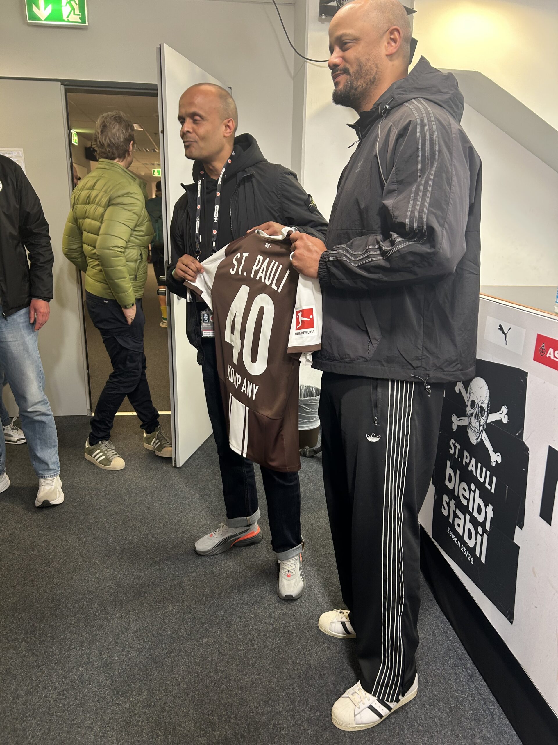 Bayern-Trainer Vincent Kompany bekommt ein St. Pauli-Trikot geschenkt