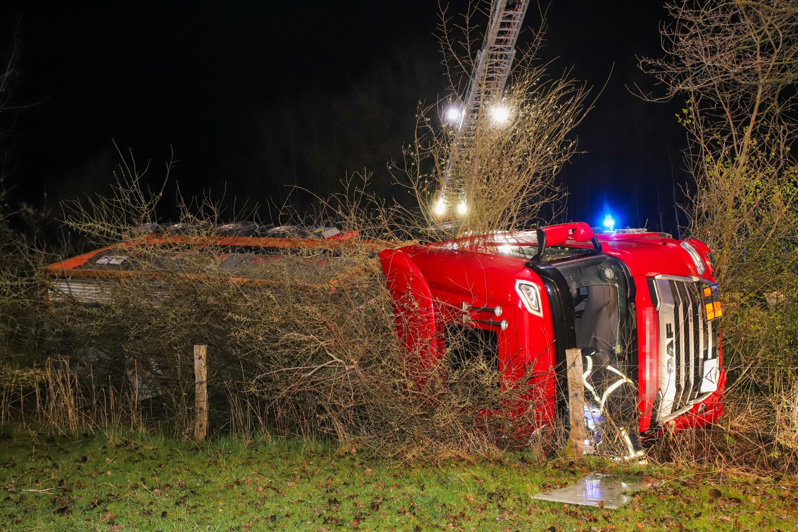 Ein Feuerwehrmann begutachtet den umgekippten Laster.
