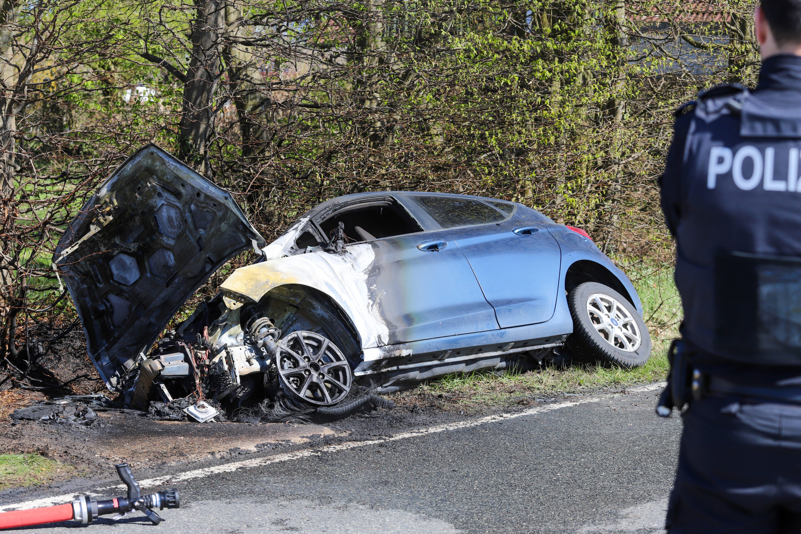 Ihr Wagen brannte aus, Ersthelfer konnten die Fahrerin retten, bevor die Flammen diese erreichten.