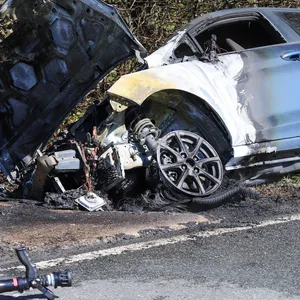Ihr Wagen brannte aus, Ersthelfer konnten die Fahrerin retten, bevor die Flammen diese erreichten.