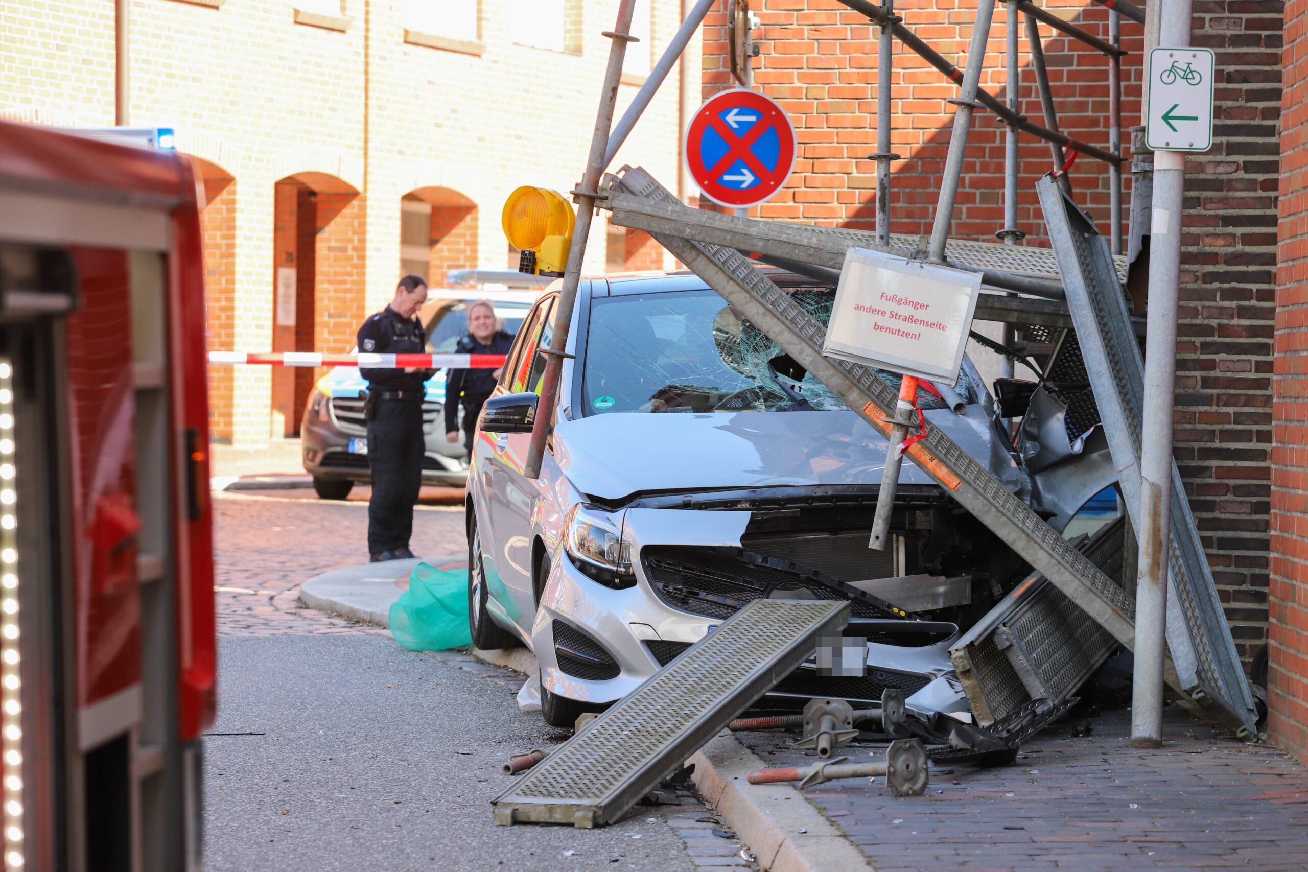Mit Mercedes gegen Gerüst – Seniorin hatte bei Unfall in Wilster großes Glück