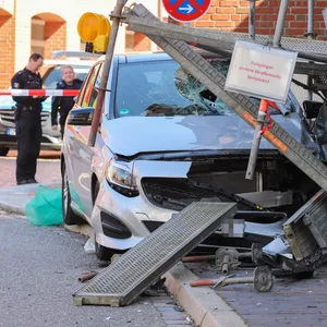 Mit Mercedes gegen Gerüst – Seniorin hatte bei Unfall in Wilster großes Glück