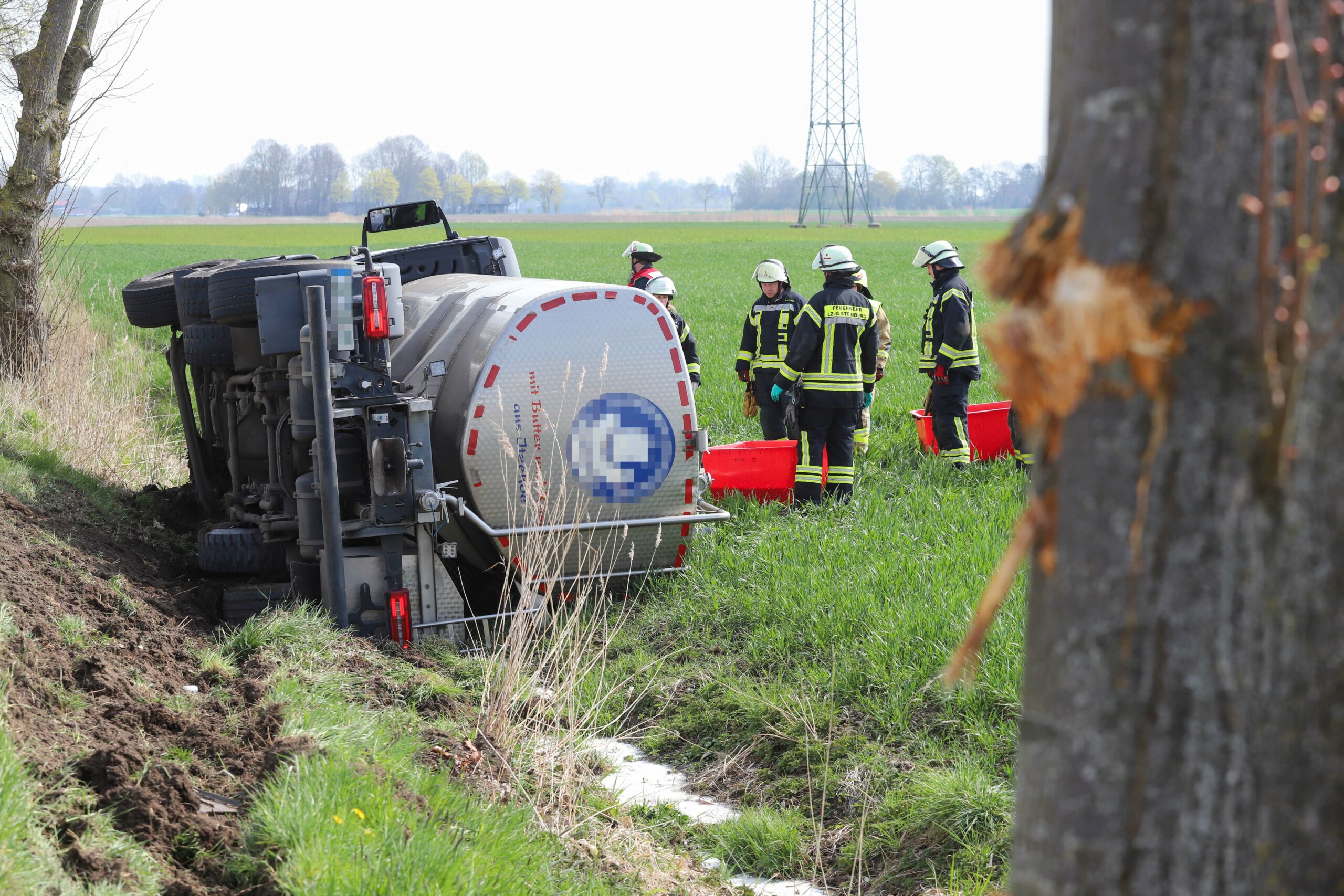 Milchlaster im Norden verungückt – Feuerwehr muss 13.000 Liter Milch abpumpen