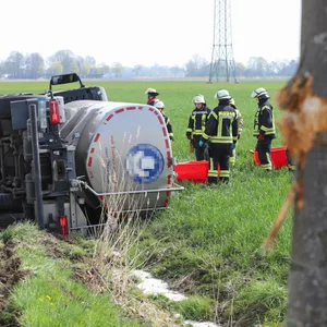 Milchlaster im Norden verungückt – Feuerwehr muss 13.000 Liter Milch abpumpen