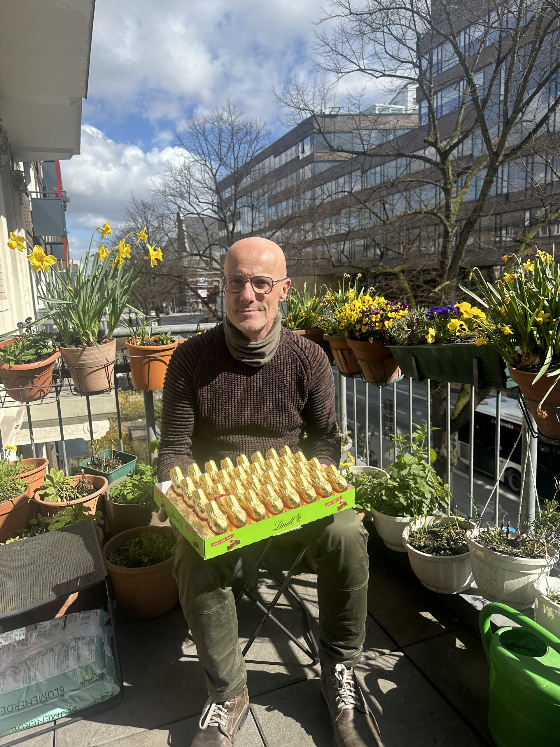 MOPO-Reporter Thomas Hirschbiegel mit den 32 Goldhasen, die er für 30 Euro auf dem Flohmarkt an der Trabrennbahn Bahrenfeld erstanden hat.