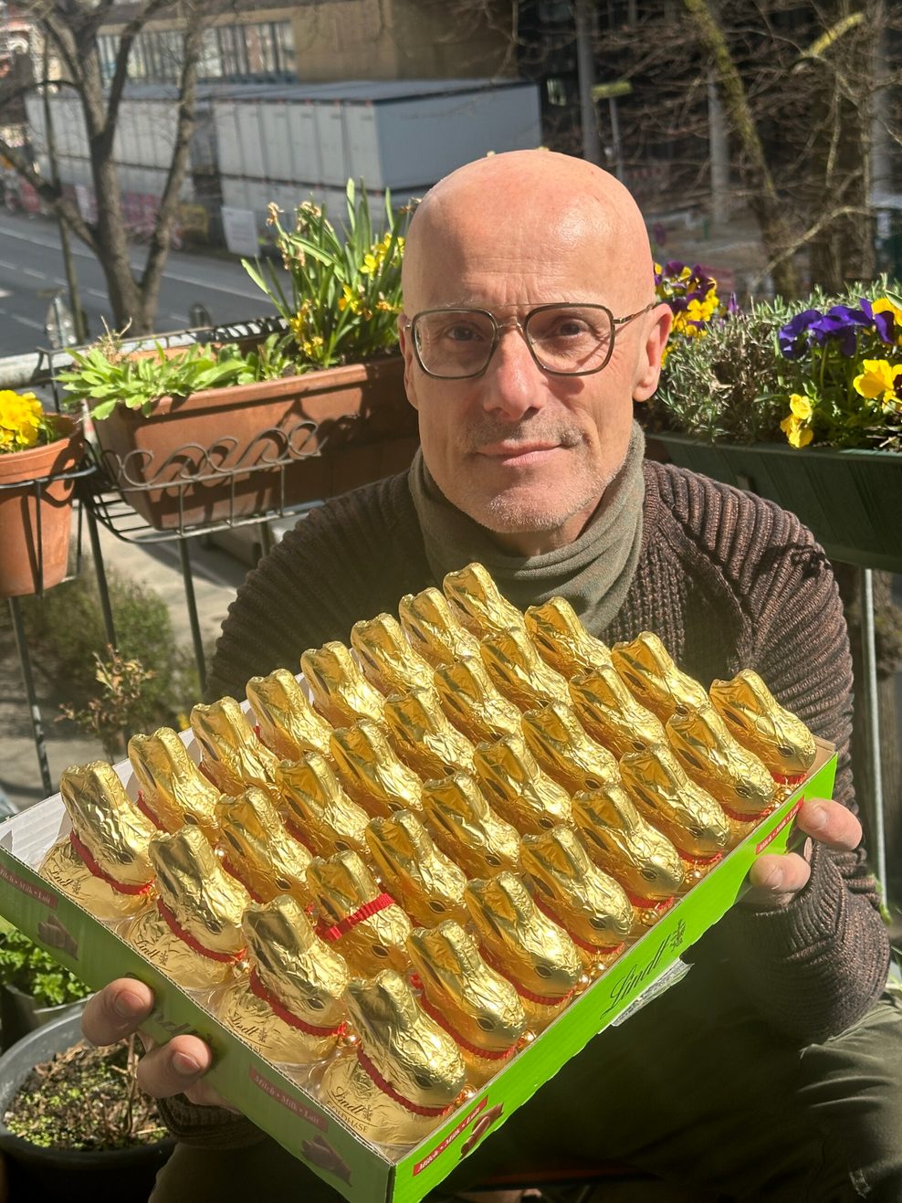 Thomas Hirschbiegel mit Schoko-Hasen