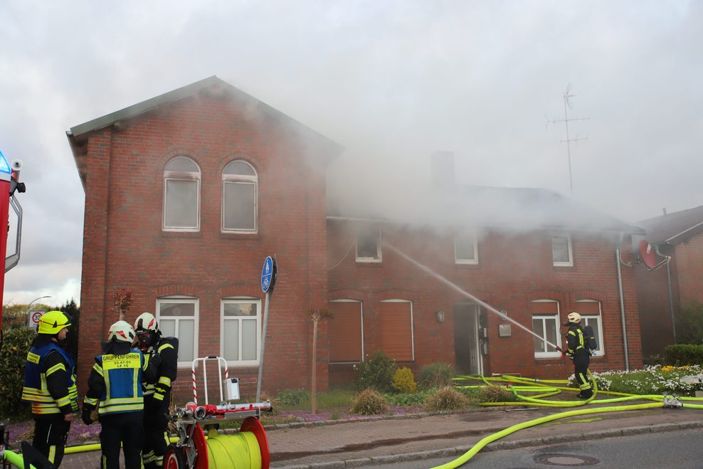 Dach eines Hauses in Hohenaspe brennt – Großeinsatz der Feuerwehre
