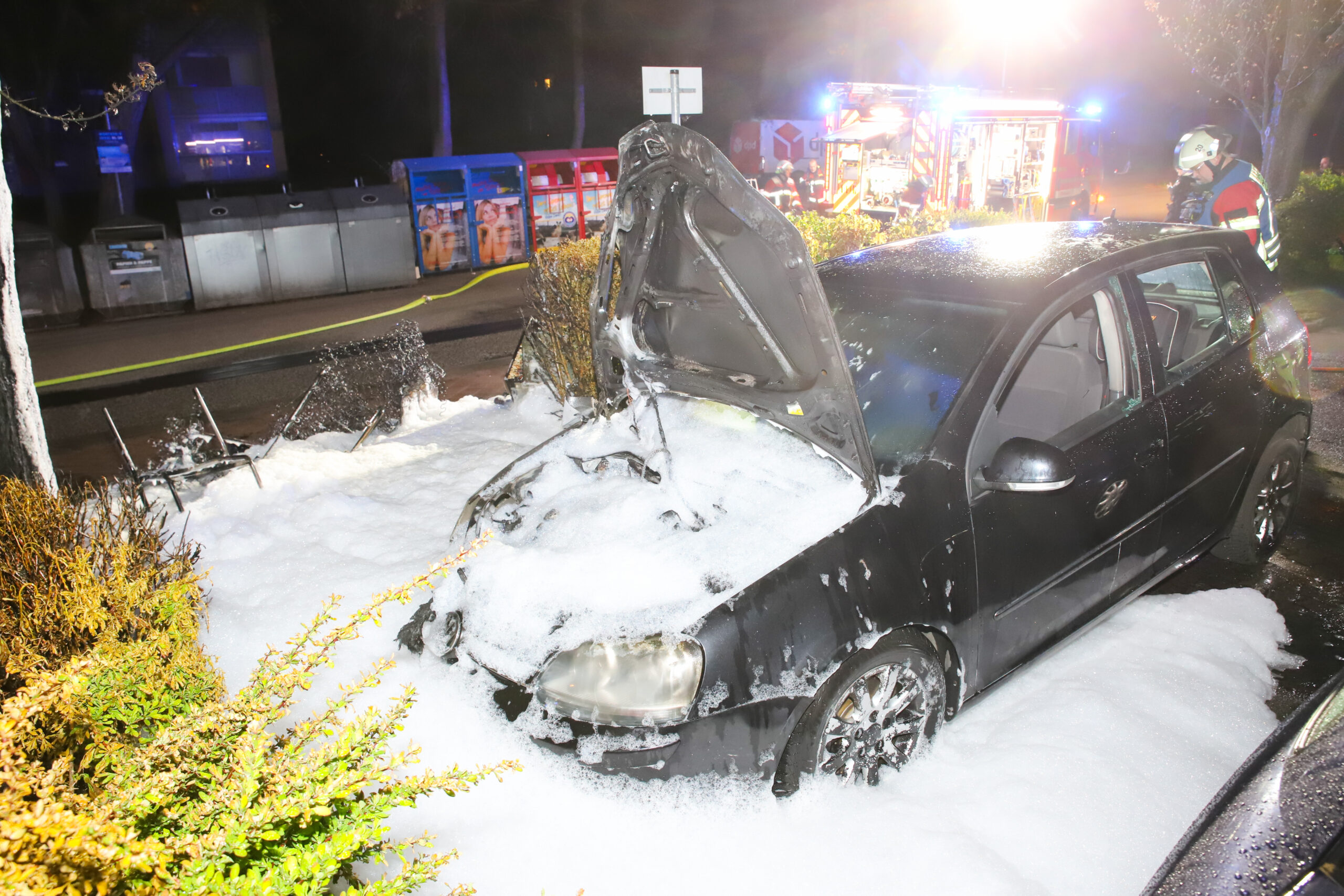 Sperrmüllhaufen brennt - Flammen erfassen Auto