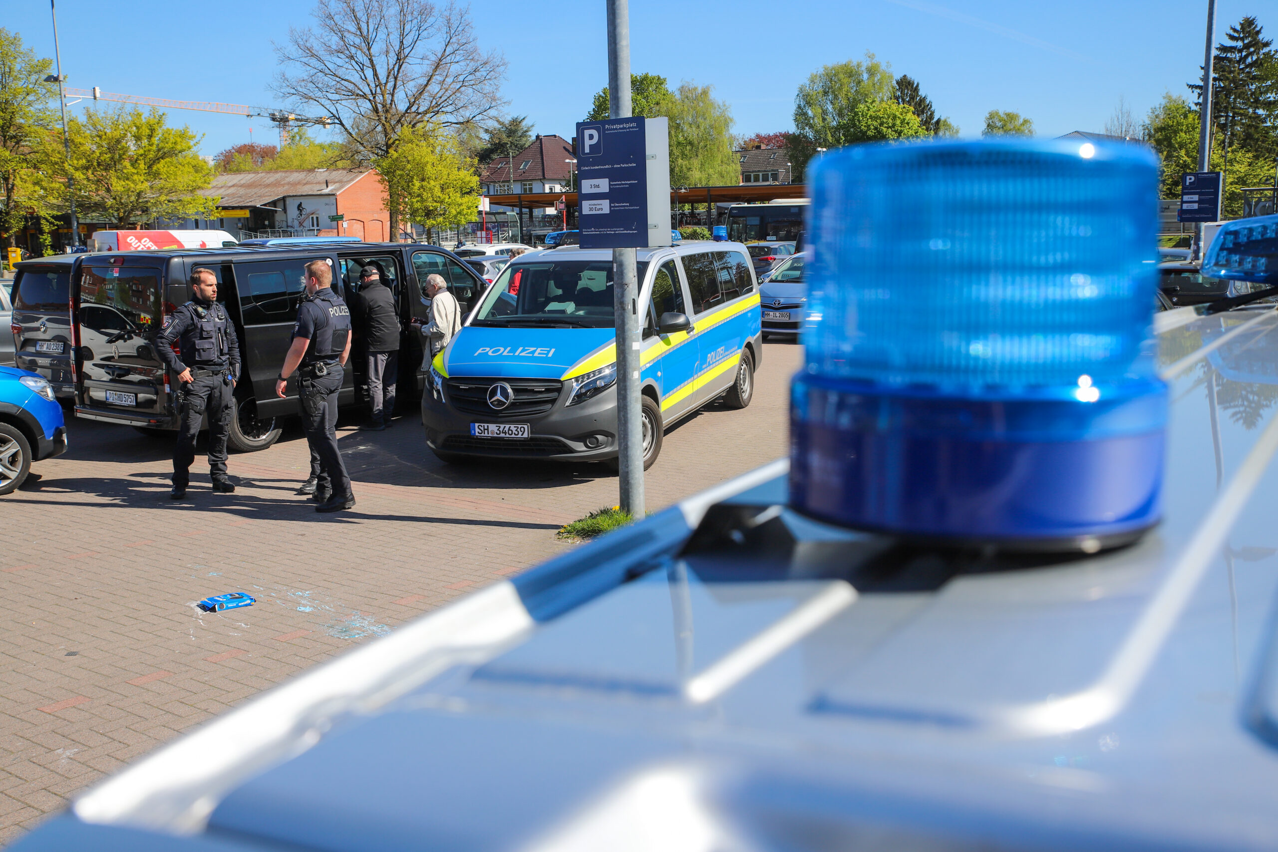 Die Polizei ist mit einem Großaufgebot in Tornesch im Einsatz.
