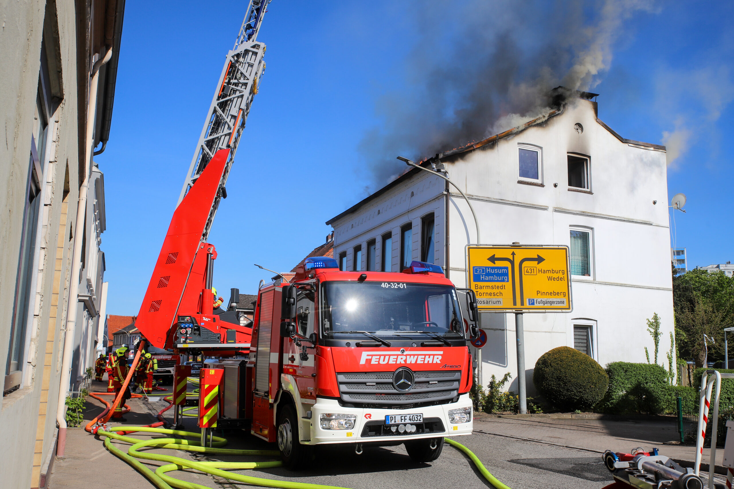 In Uetersen steht ein Dachstuhl in Flammen.
