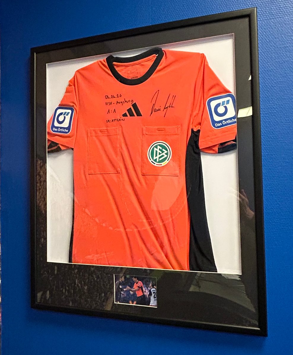Das von Deniz Aytekin signierte Trikot hängt gerahmt im Volksparkstadion.