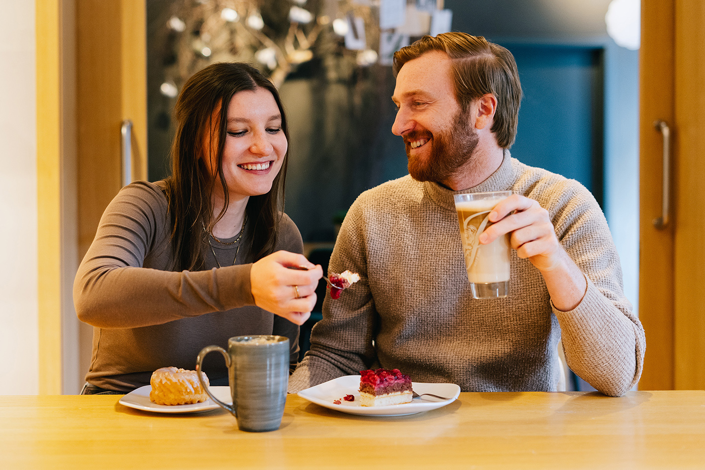 Junge Bäckerei Kaffee Paar