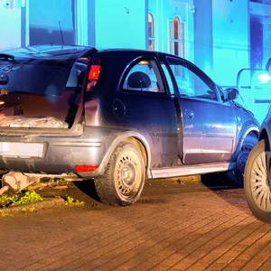 Diebe fahren mit Auto in Getränkemarkt und plündern Zigarettenständer – auf der Flucht vor der Polizei verungücken sie mit ihrem Auto