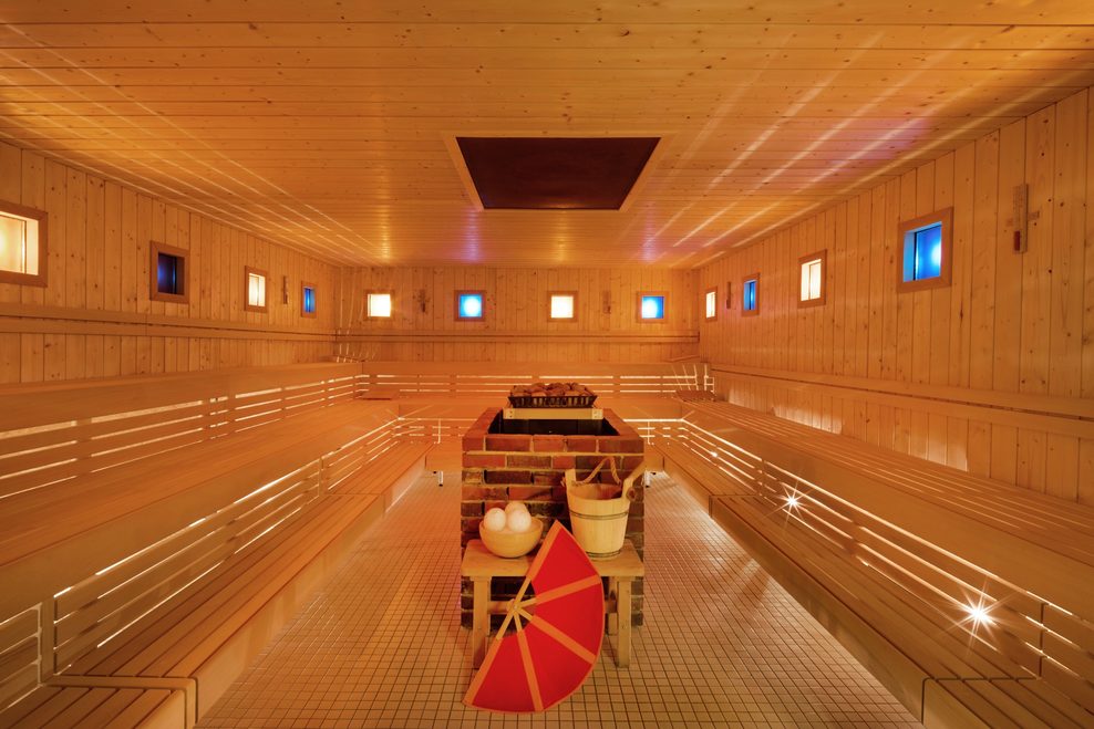 Innenansicht der 95-Grad-Sauna im Kaifu-Bad mit Holzverkleidung, Sitzbänken und Saunaofen in der Mitte