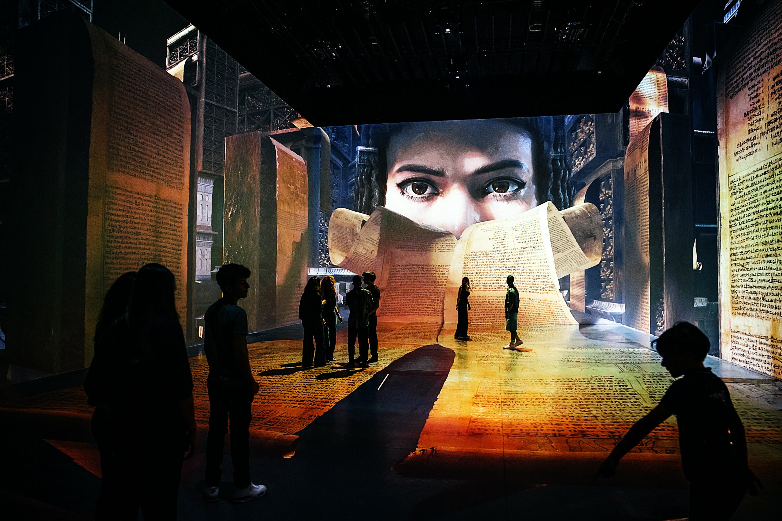 Menschen laufen durch eine immersive Ausstellung.