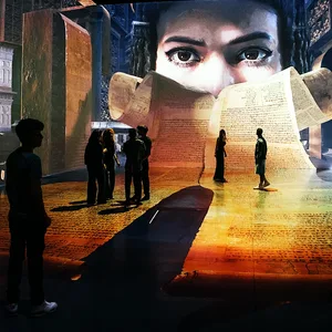 Menschen laufen durch eine immersive Ausstellung.