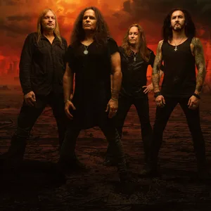 Die vier Bandmitglieder von „Kreator“ vor einem roten, apokalyptischen Hintergrund