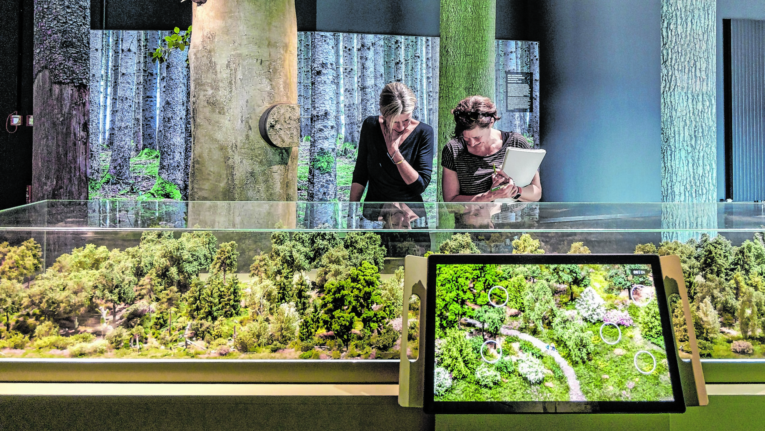 Zwei Frauen in der Ausstellung „Botschaft der Wildtiere“