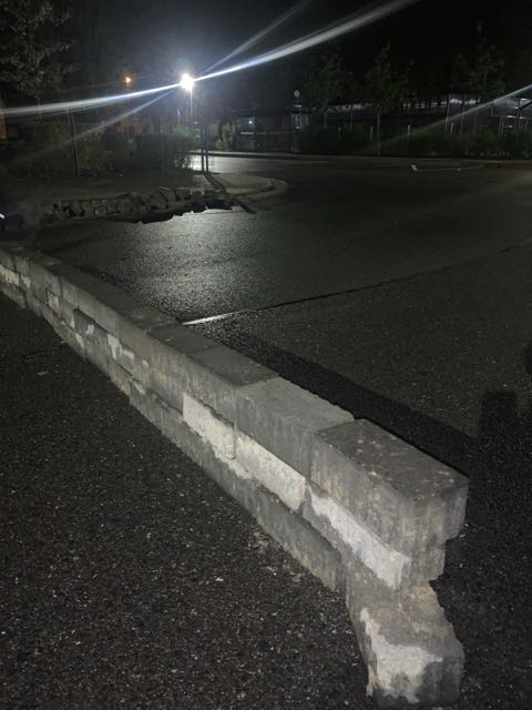 Eine Mauer auf einer Straße