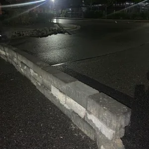 Eine Mauer auf einer Straße