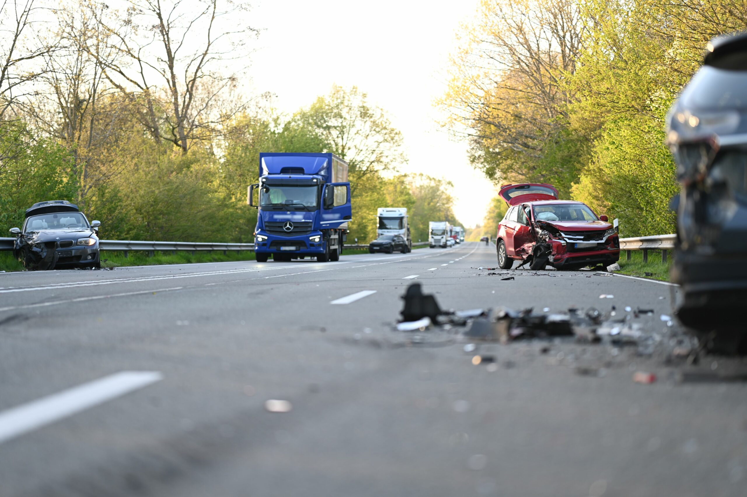 Eine 37 Jahre alte Autofahrerin ist bei dem Unfall auf er B27 bei Sedelsberg im Landkreis Cloppenburg schwer verletzt worden.